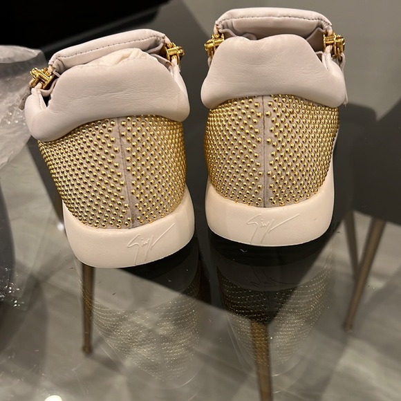 Giuseppe zanotti white with gold studded sneakers brand new never worn !!! - Picture 2 of 8